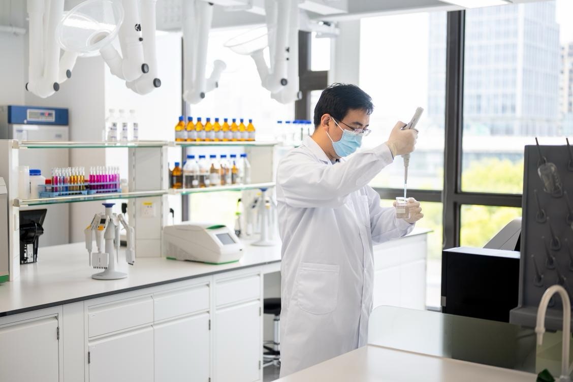 荧光计在科研实验中的应用：实验设计与实践探究