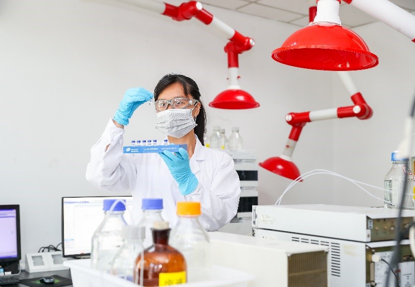超纯水机在精细化工科研中的应用特性与效能验证